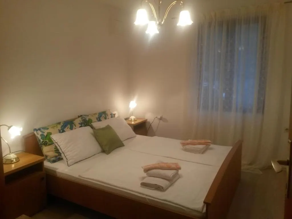 Apartment 4693-1 For Max. 6 Pers. In Malinska 0*,  Croatia