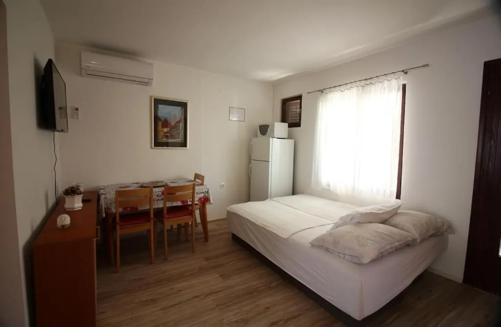 Apartment 4693-1 For Max. 6 Pers. In Malinska