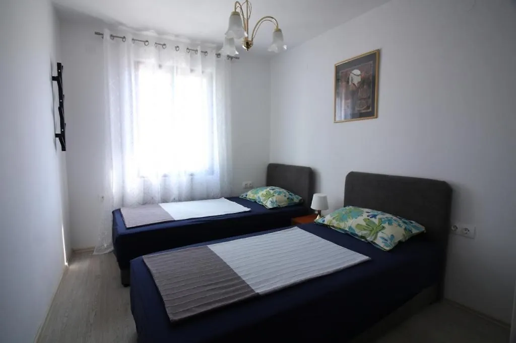 Apartment 4693-1 For Max. 6 Pers. In Malinska