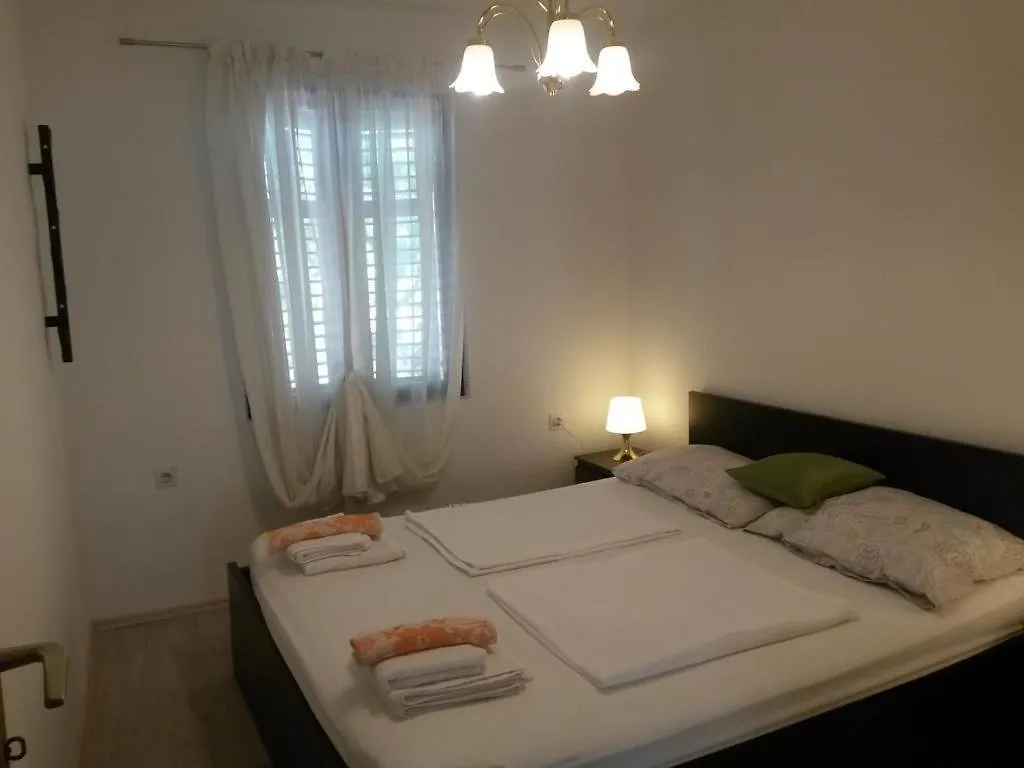 Apartment 4693-1 For Max. 6 Pers. In Malinska Croatia